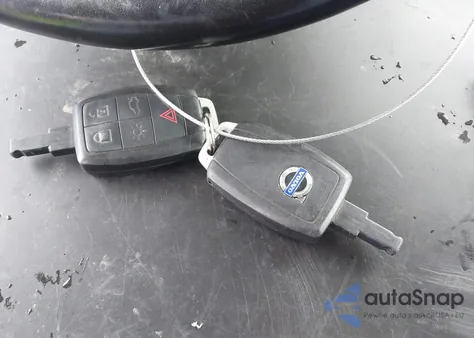 2012 Volvo C30 T5/T5 Platinum/T5 Premier Plus/T5 R-Design/T5 R-Design Platinum/T5 R-Design Premier Plus z USA, uszkodzony, nr VIN YV1672MK9C2282431